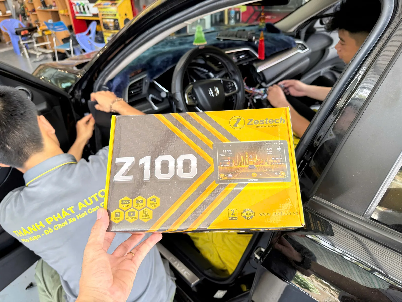 Kỹ thuật viên Thành Phát Auto lắp màn hình Android trong cabin ô tô