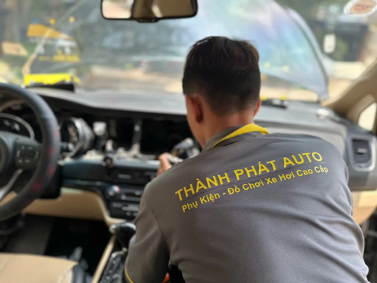 Kỹ thuật viên Thành Phát Auto kiểm tra hệ thống sau khi lắp màn hình Android